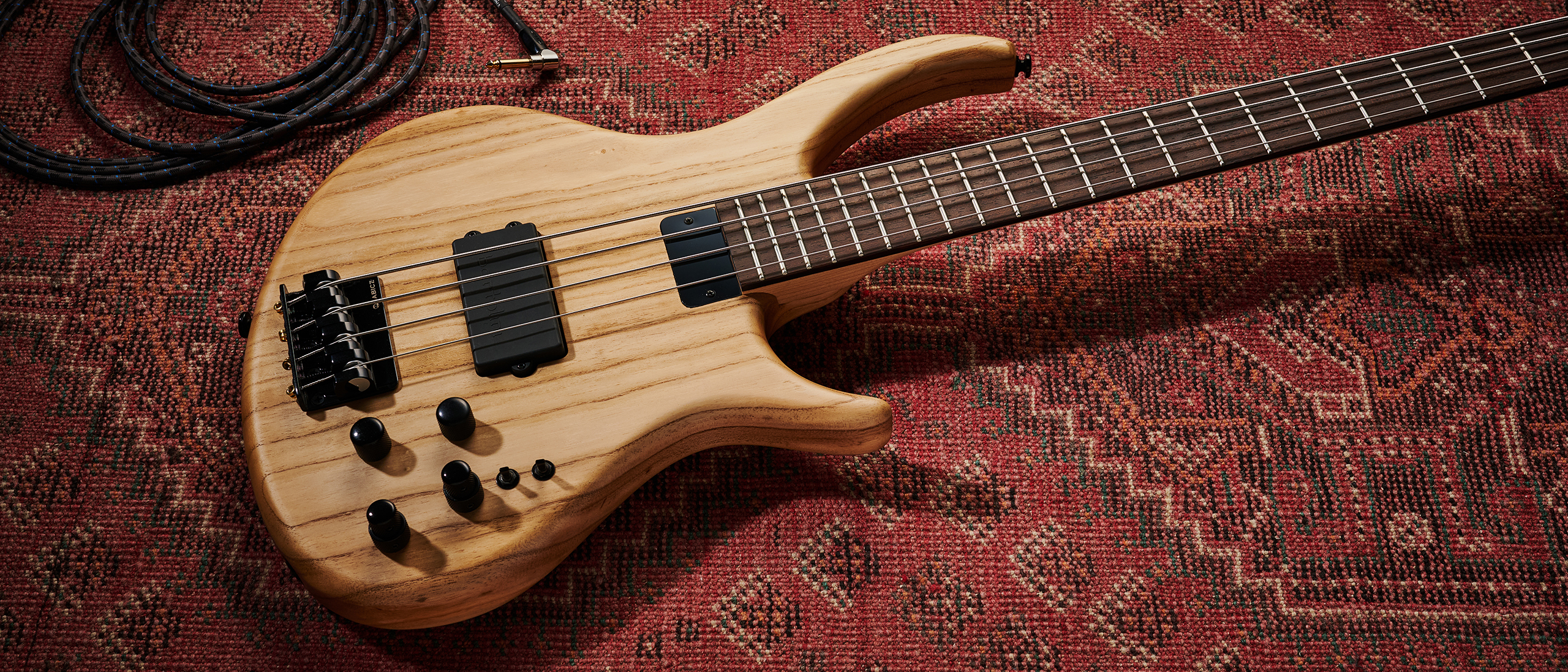 Tobias Growler IV: the cult-classic bass guitar returns in a natural finish, revealing all the patterns and wood grain